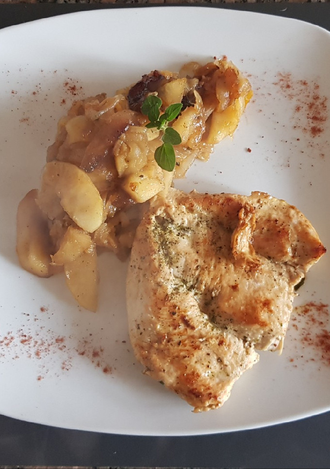 Una foto de Pollo con "Chutney", de Cebollas con manzanas y damascos