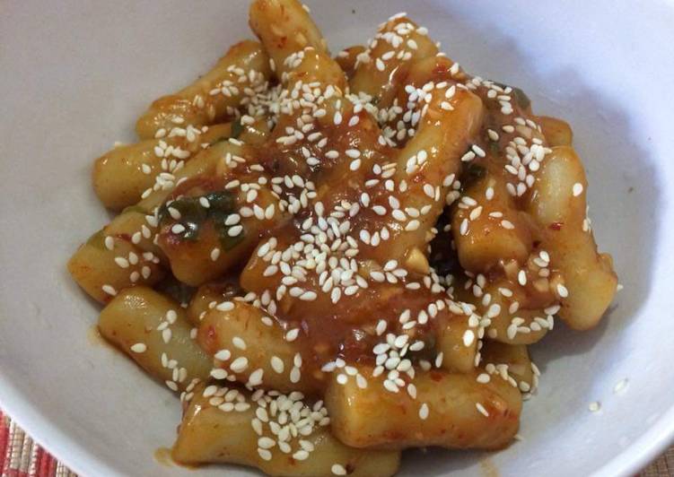 Teokpokki (kue beras pedas korea)