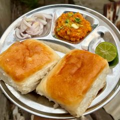 A picture of Bambaiya style pavbhaji platter.