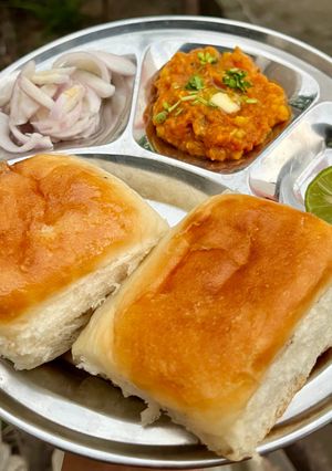 A picture of Bambaiya style pavbhaji platter.
