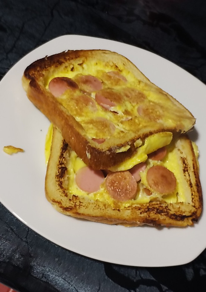Una foto de Pan con hotdog y huevo