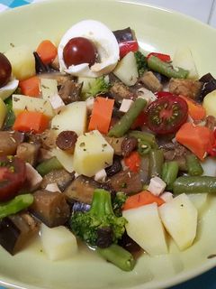 Una foto de Salteado de verduras con pavo y huevo duro