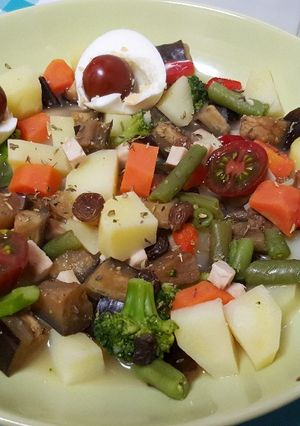 Una foto de Salteado de verduras con pavo y huevo duro