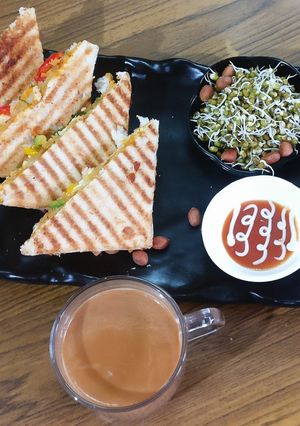 A picture of Broccoli,paneer, carrots sandwich.