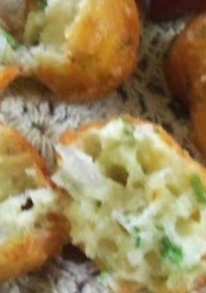 A picture of Gold Bajji/ manglore bajji.