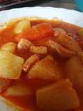 Guiso de cerdo con patatas en mambo