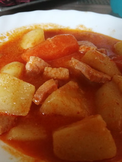 Una foto de Guiso de cerdo con patatas en mambo