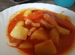 Una foto de Guiso de cerdo con patatas en mambo