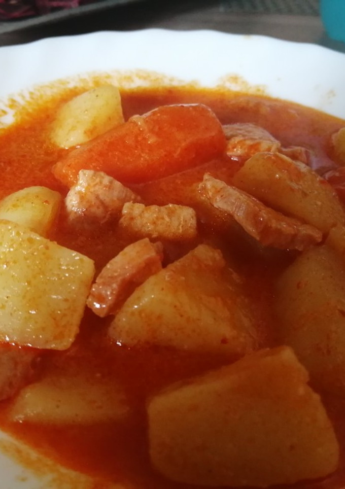Una foto de Guiso de cerdo con patatas en mambo