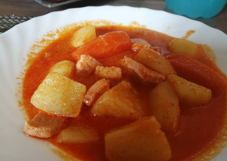 Guiso de cerdo con patatas en mambo
