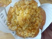 Une photo de gâteau caramel et pomme