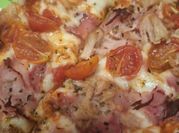 Una foto de pizza con masa hojaldre