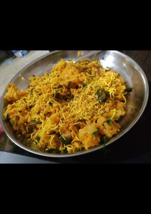 બટાકા પૌઆ (Bataka Paua Recipe In Gujarati) રેસીપી મુખ્ય ફોટો