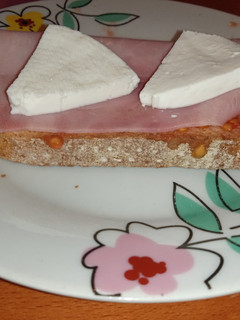 Una foto de Tostada de tomate con queso fresco y jamón york