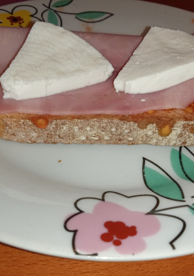 Una foto de Tostada de tomate con queso fresco y jamón york
