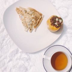 A picture of Toasted omelette with stir fry miced meat.