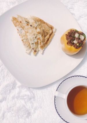 A picture of Toasted omelette with stir fry miced meat.
