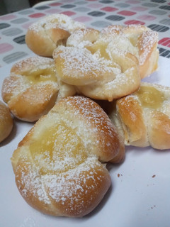 Una foto de Facturas con crema pastelera