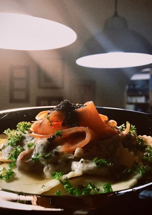 Hình của món Ravioli Sốt Kem Nấm Topping Cá Hồi Xông Khói & Trứng Cá Caviar.