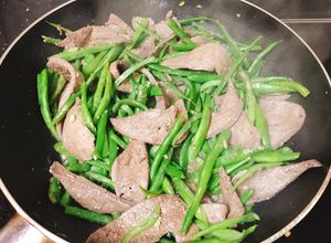 Hình của món Gan xào đậu ve.