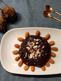 બીટ નો હલવો (Beetroot Halwa Recipe In Gujarati) રેસીપી મુખ્ય ફોટો