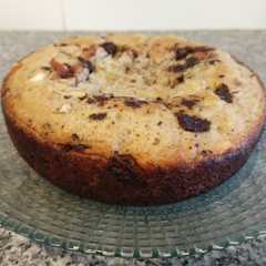 A picture of Torta vegana de banana, chocolate y frutos secos.