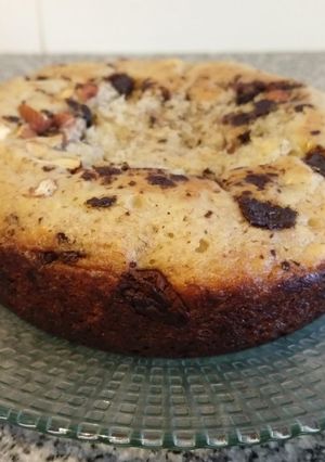 Una foto de Torta vegana de banana, chocolate y frutos secos
