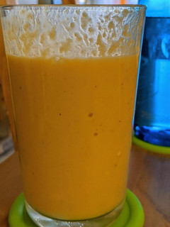 Una foto de Batido de frutas con yogurt natural