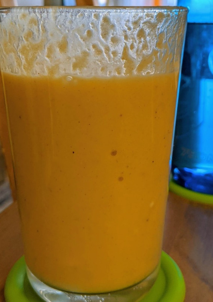 Una foto de Batido de frutas con yogurt natural