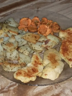 Una foto de Pollo a la plancha con papas y zanahorias al horno