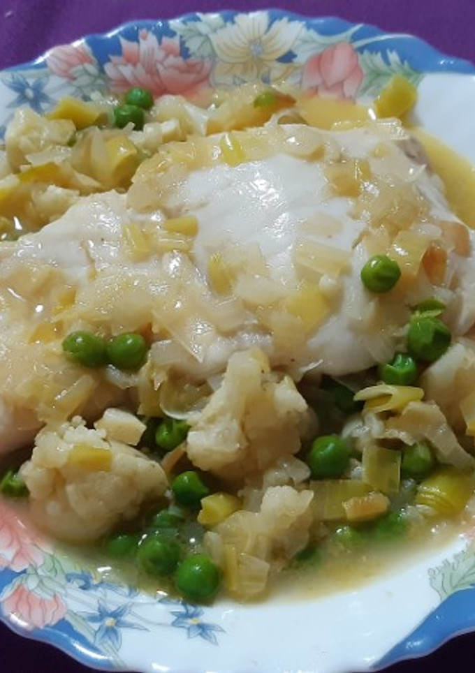 Una foto de Merluza en salsa con coliflor y guisantes