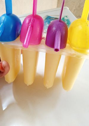 A picture of Custard ice cream in Popsicles.