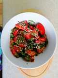 Ensalada de tomates con albahaca y semillas