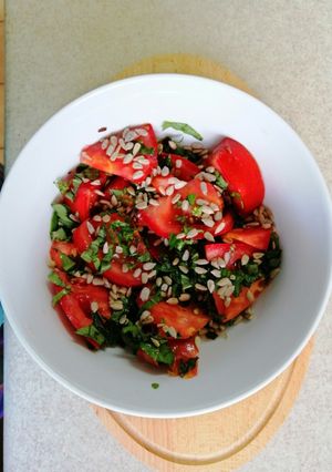Una foto de Ensalada de tomates con albahaca y semillas