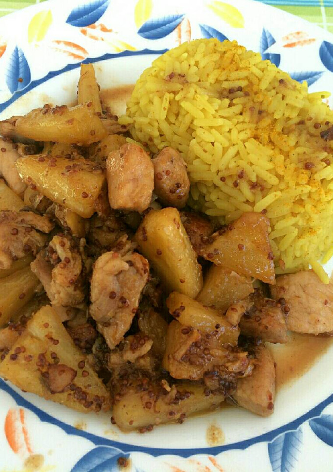 Una foto de Pollo con piña y salsa de mostaza y miel con arroz al curry