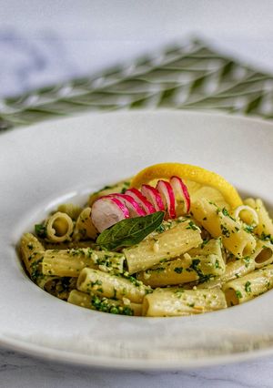 Une photo de Pesto au fanes de radis