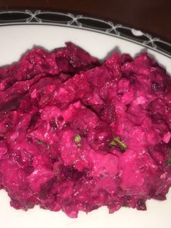 Una foto de Remolacha y papa (ensalada rusa)