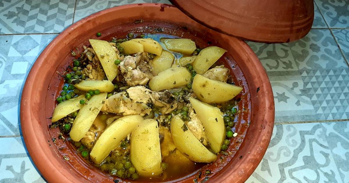 Tajine Marroquí Con El Pollo, Los Pototoes Y Las Aceitunas Imagen de  archivo - Imagen de patatas, plato: 64564677