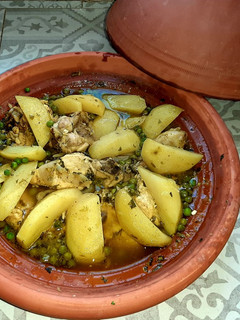 Una foto de Tajín de pollo con patatas