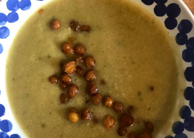 Blumenkohl-Curry-Suppe mit gebackenen Kichererbsen