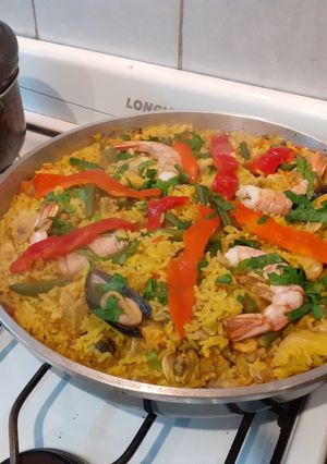 Una foto de Paella de arroz y mariscos