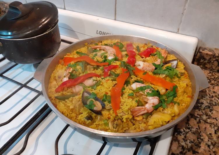 Paella de arroz y mariscos
