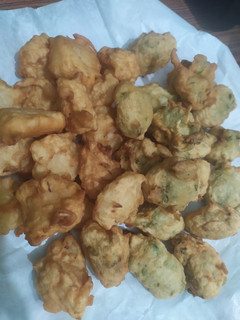 Una foto de Buñuelos de cebolla y de lechuga