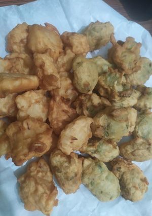 Una foto de Buñuelos de cebolla y de lechuga