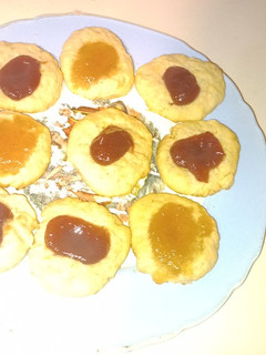 Una foto de ☕Pepas de membrillo y mermelada de durazno 🍑