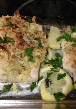 Una foto de Filetes de merluza con crujiente de limón, romero y tomillo