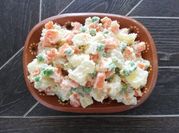 Una foto de ensalada rusa