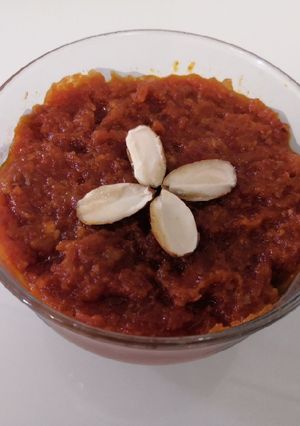 गाजरचा हलवा (gajaracha halwa recipe in marathi) रेसिपी चे मुख्य फोटो 