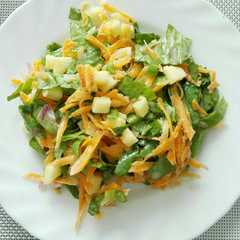 Una foto de Ensalada de Lechuga, Zanahoria y Manzana