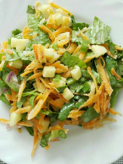 Una foto de Ensalada de Lechuga, Zanahoria y Manzana
